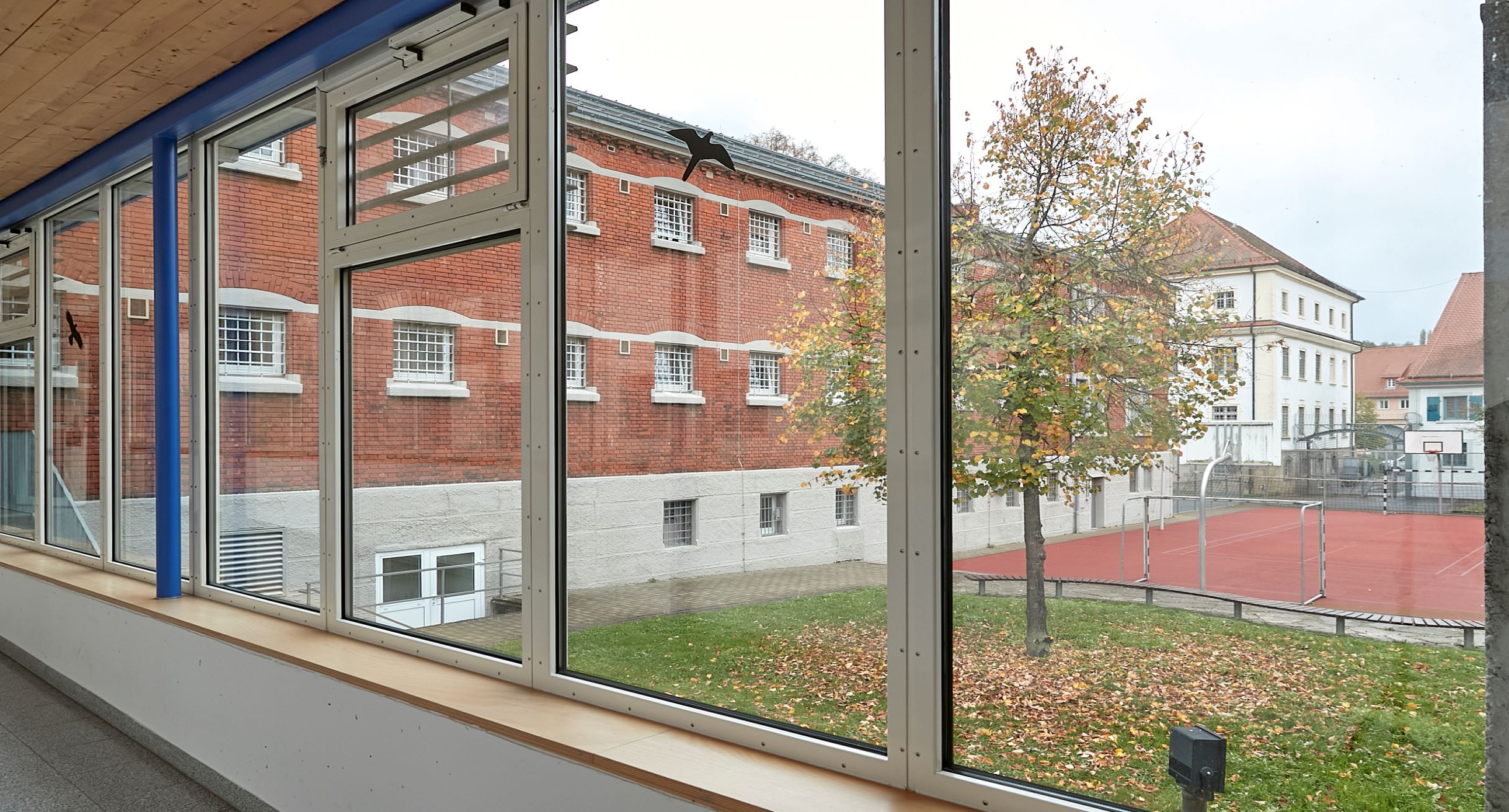 Ansicht auf Hafthaus aus Treppenhaus innerhalb einer Justizvollzugsanstalt 