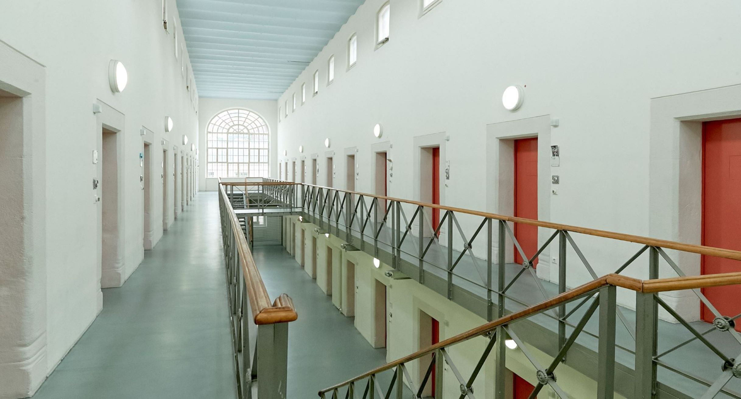 Gang mit Haftraumtüren innerhalb einer Justizvollzugsanstalt
